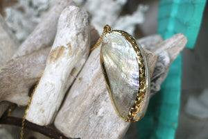 White shell gold necklace