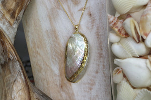 White shell gold necklace