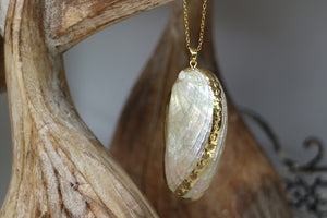White shell gold necklace