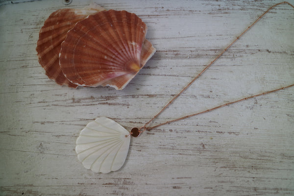 Load image into Gallery viewer, Pearl Shell Rose Gold Necklace
