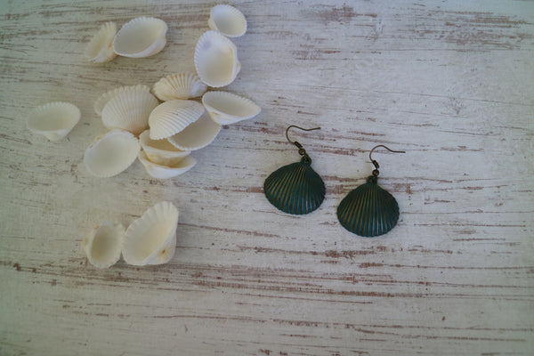 Load image into Gallery viewer, Bronze patina vintage sea shell earrings
