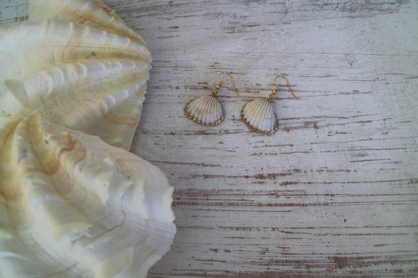 Load image into Gallery viewer, Two cockle shell gold earrings
