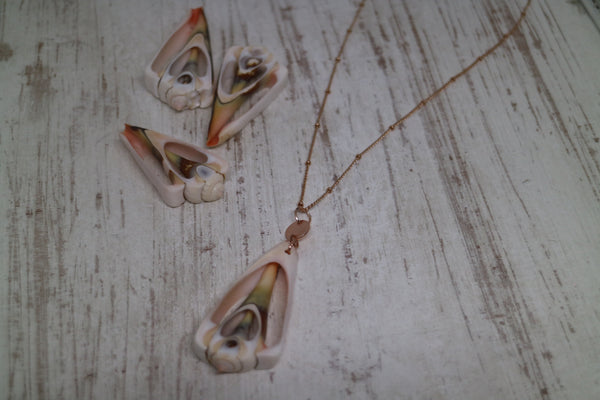 Load image into Gallery viewer, Shell Rose Gold Necklace
