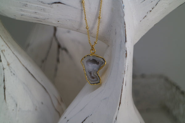 Load image into Gallery viewer, White Geode Druzy Agate Gold Necklace
