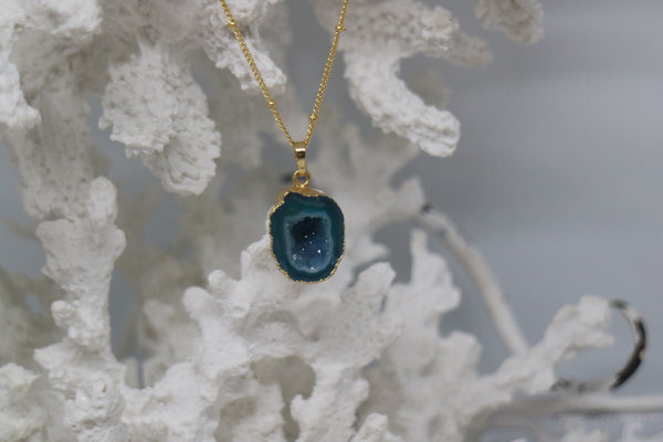 Load image into Gallery viewer, Green Geode Druzy Agate Crystal Gold Necklace
