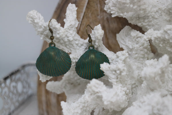 Load image into Gallery viewer, Bronze patina vintage sea shell earrings
