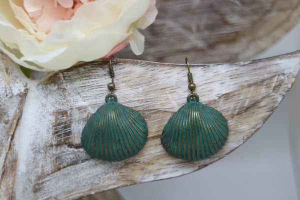 Load image into Gallery viewer, Bronze patina vintage sea shell earrings

