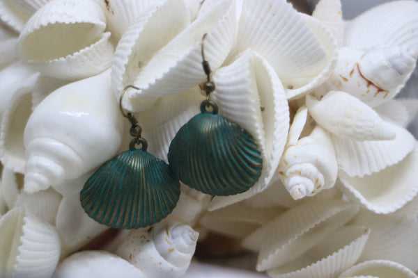 Load image into Gallery viewer, Bronze patina vintage sea shell earrings
