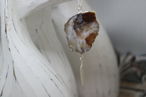 Load image into Gallery viewer, Druzy Agate Silver Necklace with Feather Charm
