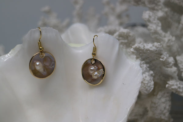 Load image into Gallery viewer, Mother of pearl blister shell gold earrings
