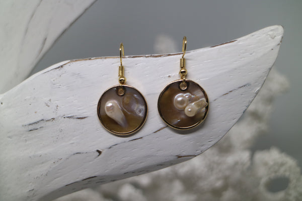 Load image into Gallery viewer, Mother of pearl blister shell gold earrings
