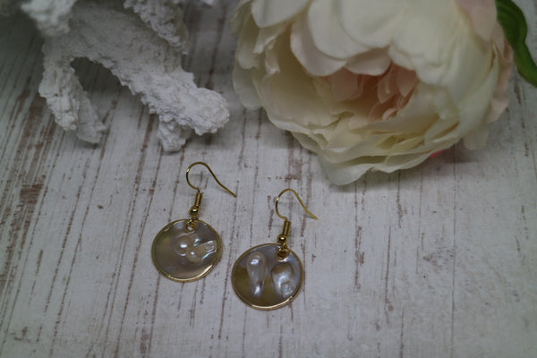 Load image into Gallery viewer, Mother of pearl blister shell gold earrings
