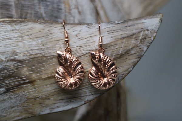 Load image into Gallery viewer, Rose gold shell earrings
