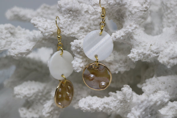 Load image into Gallery viewer, White Mother of Pearl blister shell gold earrings
