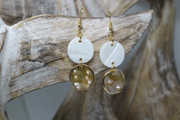 Load image into Gallery viewer, White Mother of Pearl blister shell gold earrings
