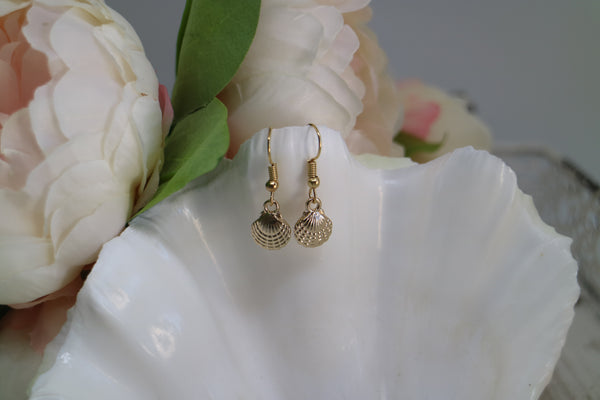 Load image into Gallery viewer, Gold scallop sea shell earrings
