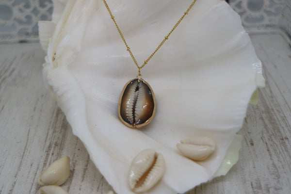 Load image into Gallery viewer, Cowrie Shell Gold Necklace
