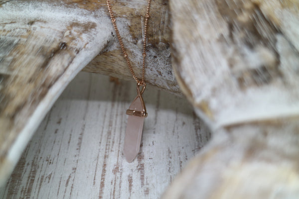 Load image into Gallery viewer, Rose Quartz Crystal Rose Gold Necklace
