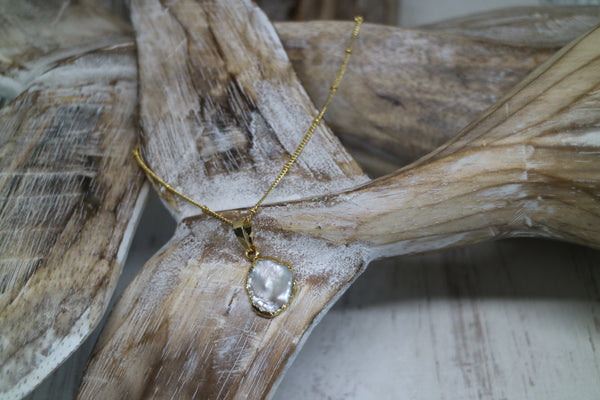 Load image into Gallery viewer, Mother of Pearl Shell Gold Necklace
