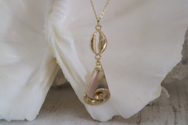 Load image into Gallery viewer, Sea Shell Gold Necklace with Shell Charm

