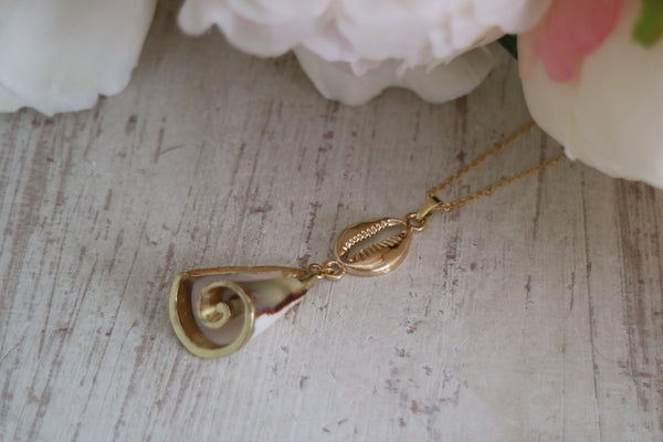 Load image into Gallery viewer, Sea Shell Gold Necklace with Shell Charm
