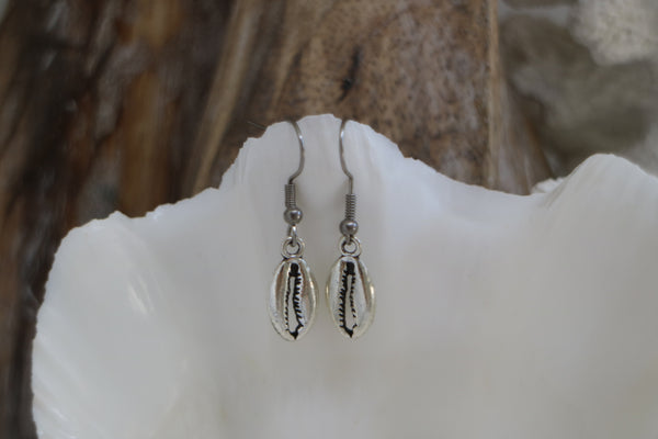 Load image into Gallery viewer, Silver sea shell bohemian earrings
