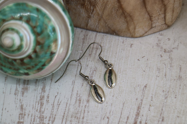 Load image into Gallery viewer, Silver sea shell bohemian earrings
