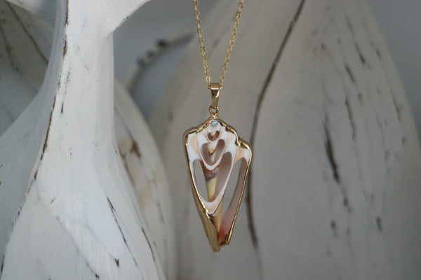 Load image into Gallery viewer, Sea Shell Gold Necklace
