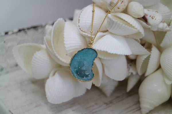Load image into Gallery viewer, Verita Necklace - Blue Druzy Agate / Gold
