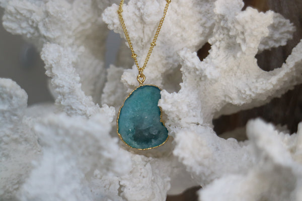 Load image into Gallery viewer, Verita Necklace - Blue Druzy Agate / Gold
