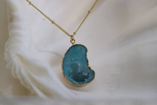 Load image into Gallery viewer, Verita Necklace - Blue Druzy Agate / Gold
