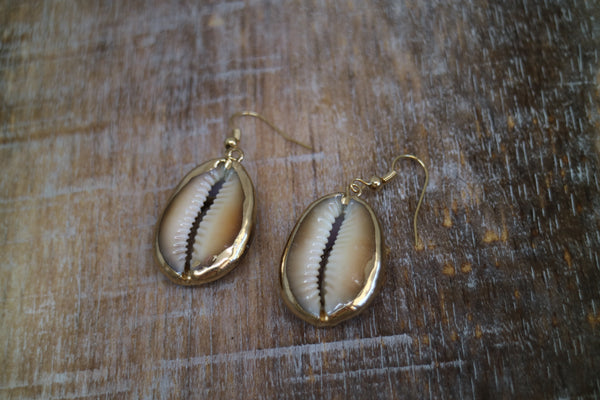 Load image into Gallery viewer, Gold shell earrings
