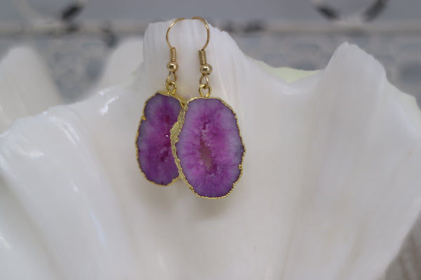 Load image into Gallery viewer, Pink Goede Druzy Agate earrings with gold plated edges and earring hooks
