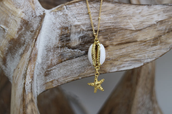 Load image into Gallery viewer, Gold shell necklace with starfish charm
