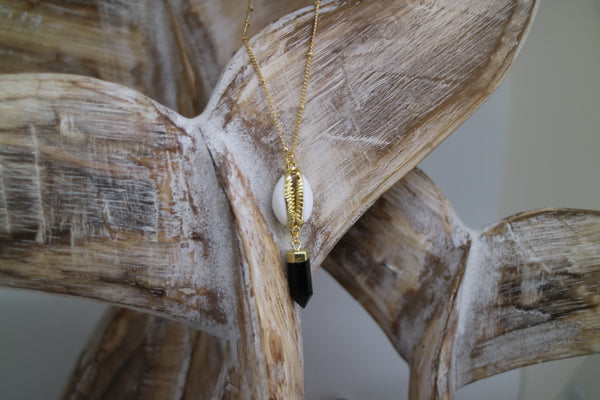 Load image into Gallery viewer, Black Onyx and Shell Gold Necklace
