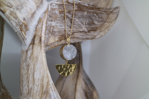 Load image into Gallery viewer, White Druzy Agate Crystal Gold Necklace with Hammered Charm
