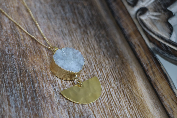 Load image into Gallery viewer, White Druzy Agate Crystal Gold Necklace with Hammered Charm
