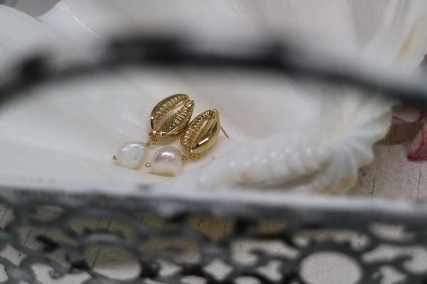 Load image into Gallery viewer, Fresh Water Pearl and Cowrie Shell Gold Earrings
