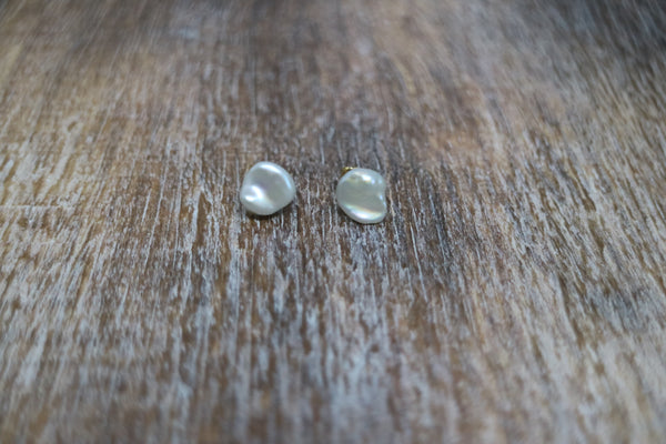Load image into Gallery viewer, Fresh Water Pearl Gold Earring Studs
