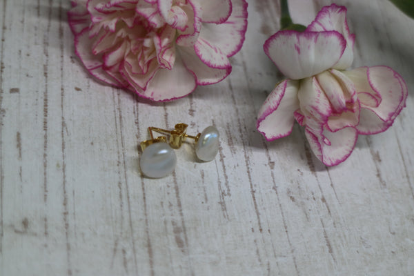 Load image into Gallery viewer, Fresh Water Pearl Gold Earring Studs
