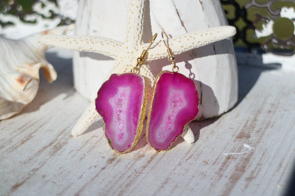 Load image into Gallery viewer, Pink goede druzy agate earrings with gold plated edges
