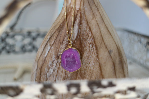 Load image into Gallery viewer, Pink Geode Druzy Agate Crystal Gold Necklace
