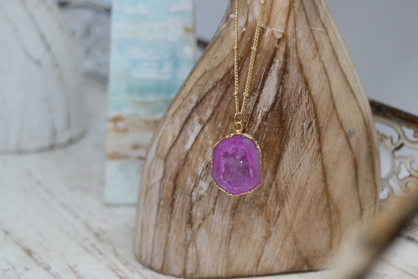 Load image into Gallery viewer, Pink Geode Druzy Agate Crystal Gold Necklace

