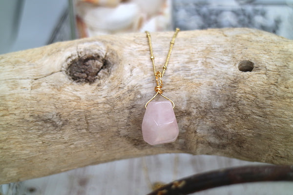 Load image into Gallery viewer, Rose quartz gold necklace
