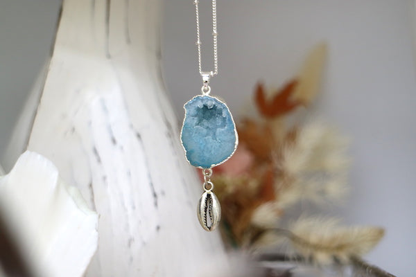 Load image into Gallery viewer, Blue goede druzy agate silver necklace with shell charm
