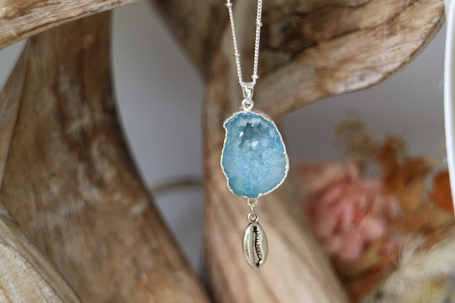 Blue goede druzy agate silver necklace with shell charm