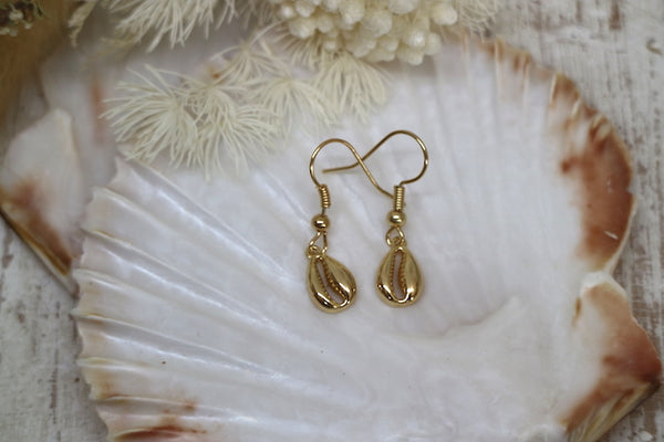 Load image into Gallery viewer, Gold shell earrings
