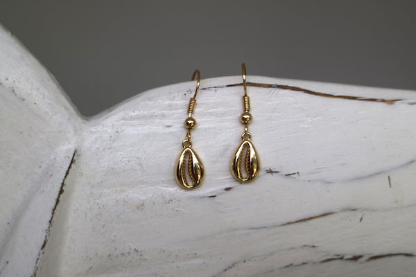 Load image into Gallery viewer, Gold shell earrings
