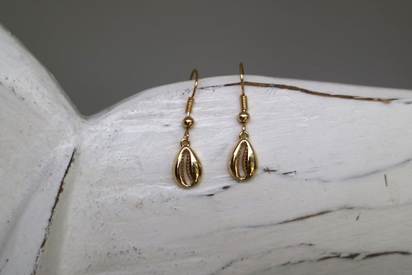 Load image into Gallery viewer, Gold shell earrings
