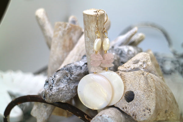 Load image into Gallery viewer, Pearl shell and rose quartz gold earrings
